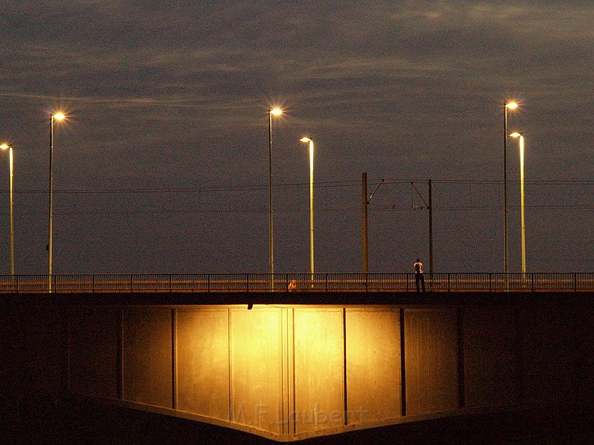 Lebensmueder mit Pistole Koeln Deutzer Bruecke P47.JPG